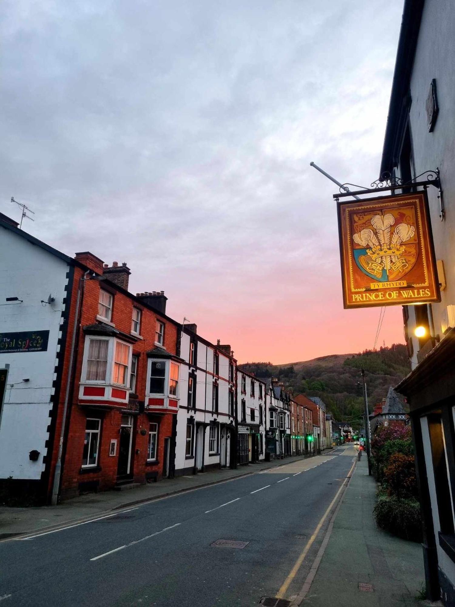 Prince Of Wales Pub And Accommodation Llangollen Eksteriør bilde